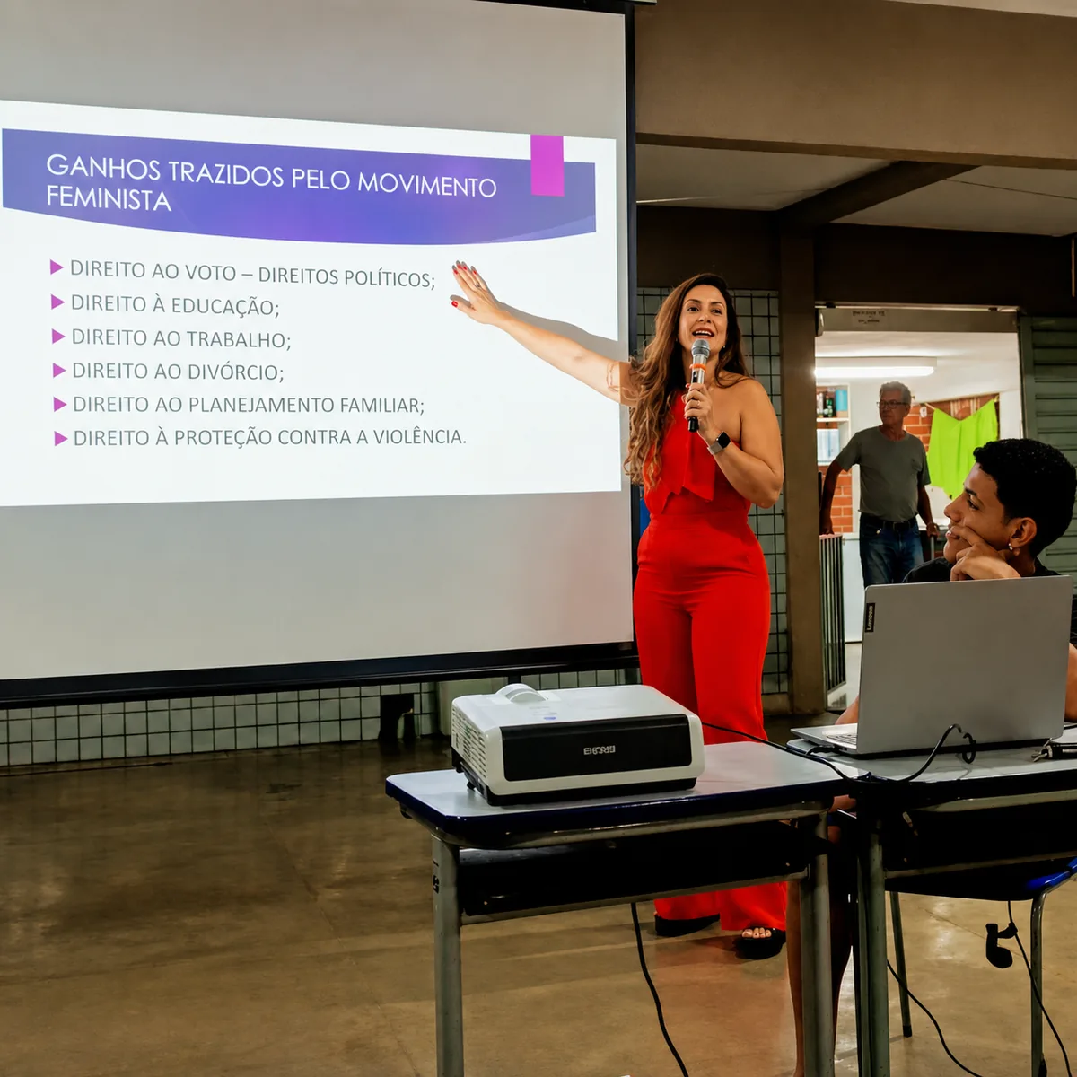 Larissa Cerqueira durante palestra sobre direitos das mulheres