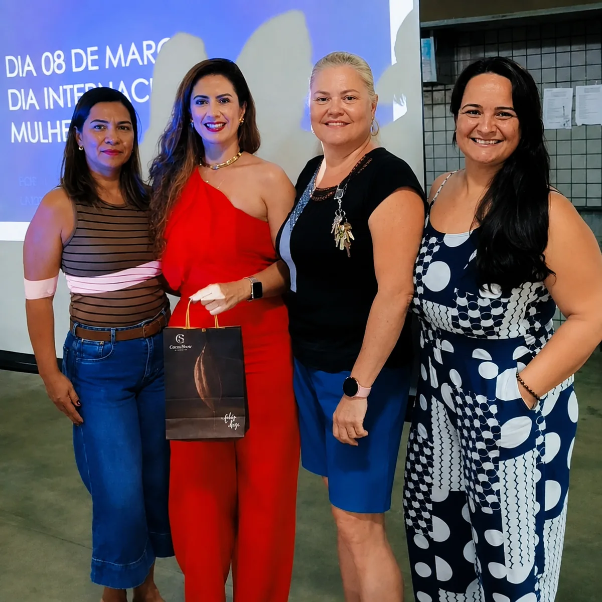 Larissa Cerqueira com participantes de palestra em escola